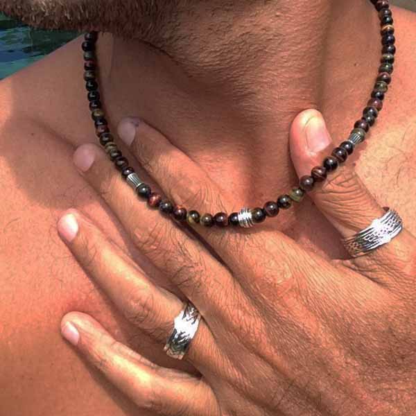 Collier pour homme en oeil de tigre et perles d'argent ciselées Collier pour homme en oeil de tigre et perles d'argent ciselées