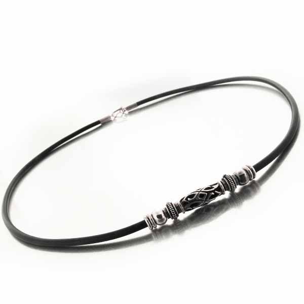Collier ras de cou tribal Bali en argent et caoutchouc Collier ras de cou tribal Bali en argent et caoutchouc