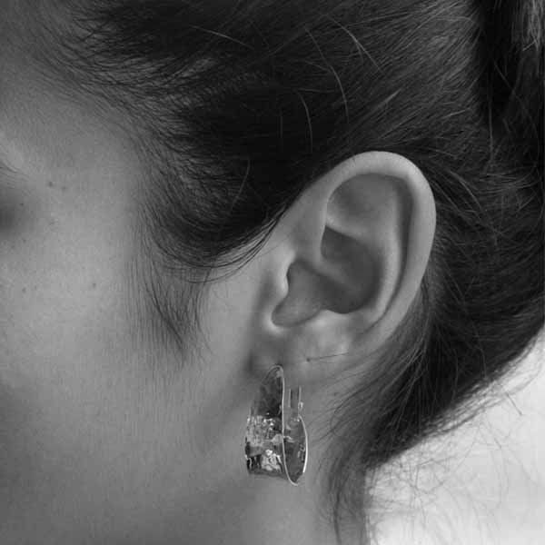 Boucles d'oreilles créoles éfilées en argent martelé Boucles d'oreilles créoles éfilées en argent martelé