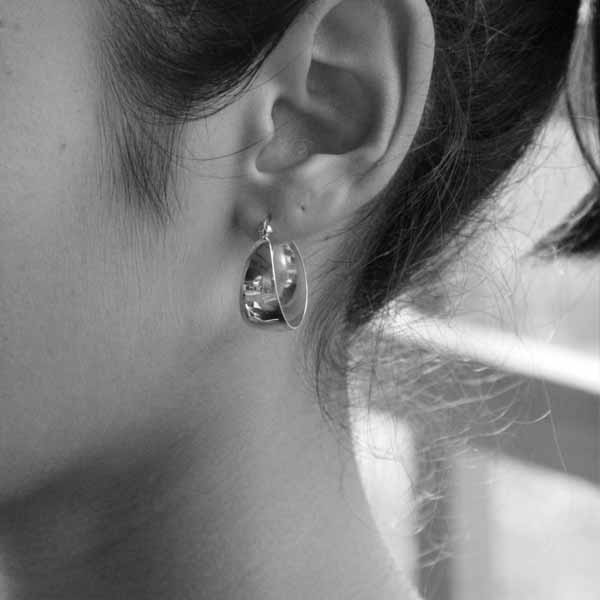 Boucles d'oreilles créoles lisses évasées en argent Boucles d'oreilles créoles lisses évasées en argent
