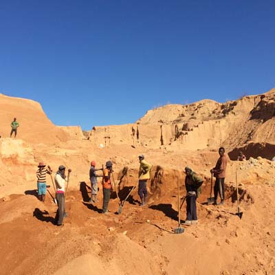 Hommes creusant un trou de Saphir dans les mines d'Ilakaka Hommes creusant un trou de Saphir dans les mines d'Ilakaka