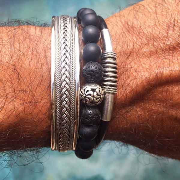 Assortiment jonc argent et bracelet en lave volcanique et agate Assortiment jonc argent et bracelet en lave volcanique et agate
