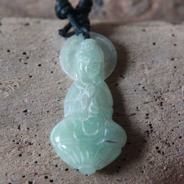 Pendentif kwan Yin Lady bouddha en jade vert Pendentif kwan Yin Lady bouddha en jade vert