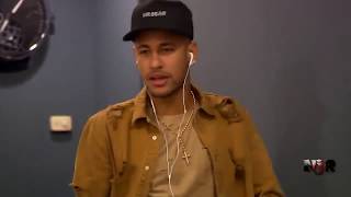 Neymar Jr portant un collier chapelet Neymar Jr portant un collier chapelet