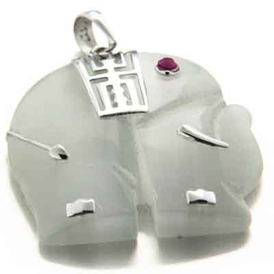 Pendentif éléphant porte-bonheur en jade blanc et argent Pendentif éléphant porte-bonheur en jade blanc et argent