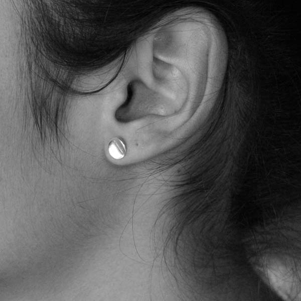 Puces d'oreilles rondes courbées en argent