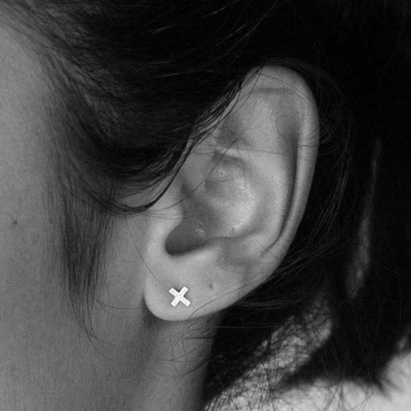 Puces d'oreilles petites croix en argent brossé