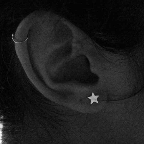 Boucles d'oreilles puces étoiles en argent brossé
