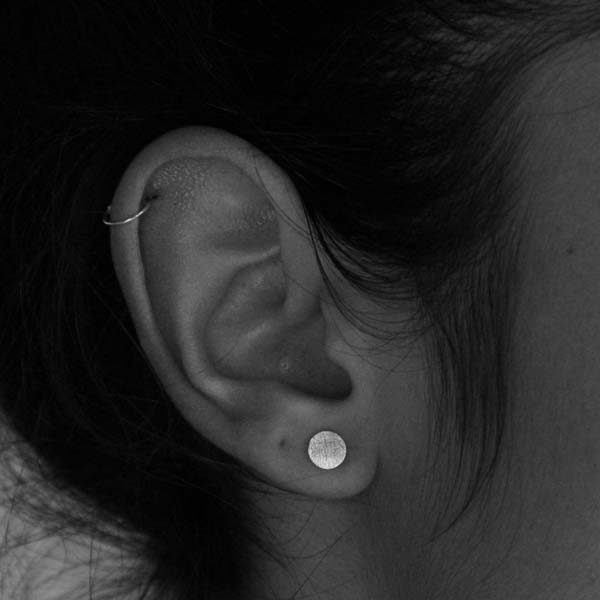 Boucles d'oreilles Puces rondes en argent brossé de 6 mm