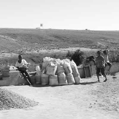 Sacs de sables prêts à être tamisés en bord de rivière Sacs de sables prêts à être tamisés en bord de rivière