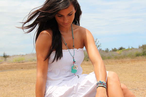 Collier long fantaisie en argent et pierres fines Collier long fantaisie en argent et pierres fines