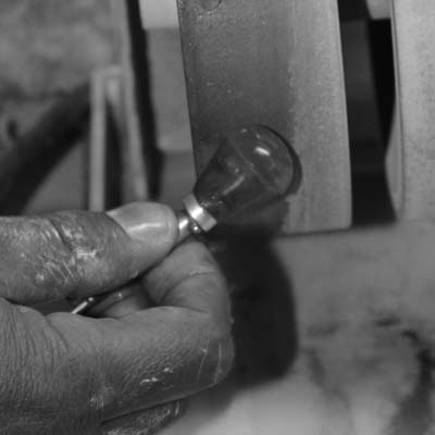 Taille d'un saphir en cabochon dans un atelier d'ilakaka Taille d'un saphir en cabochon dans un atelier d'ilakaka