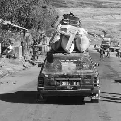 Taxi-brousse transportant des sacs de sable Taxi-brousse transportant des sacs de sable